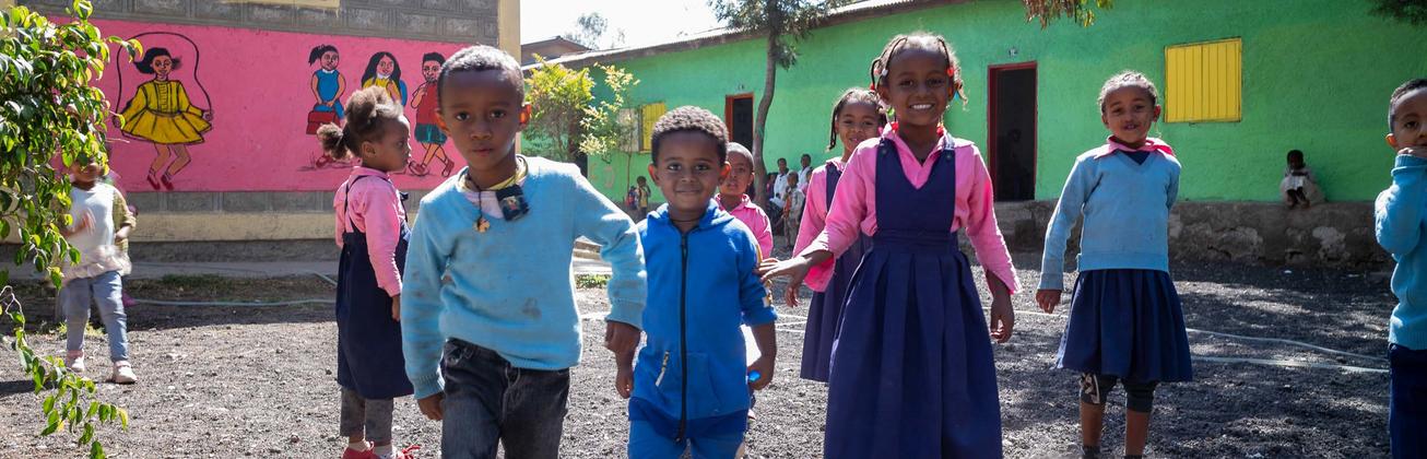 Kinder in einem Innenhof in Äthiopien