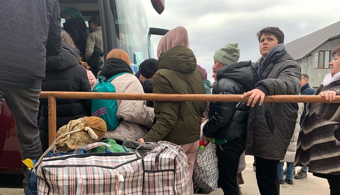 Menschen in der Ukraine warten darauf, in einen Bus einsteigen zu können