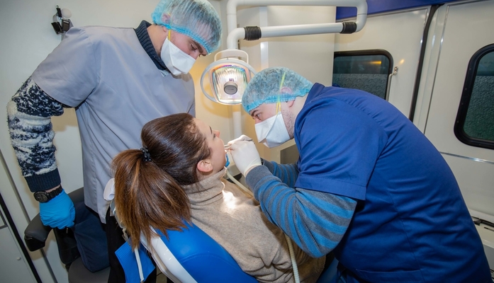 Ukrainische Frau wird von Zahnärzten behandelt