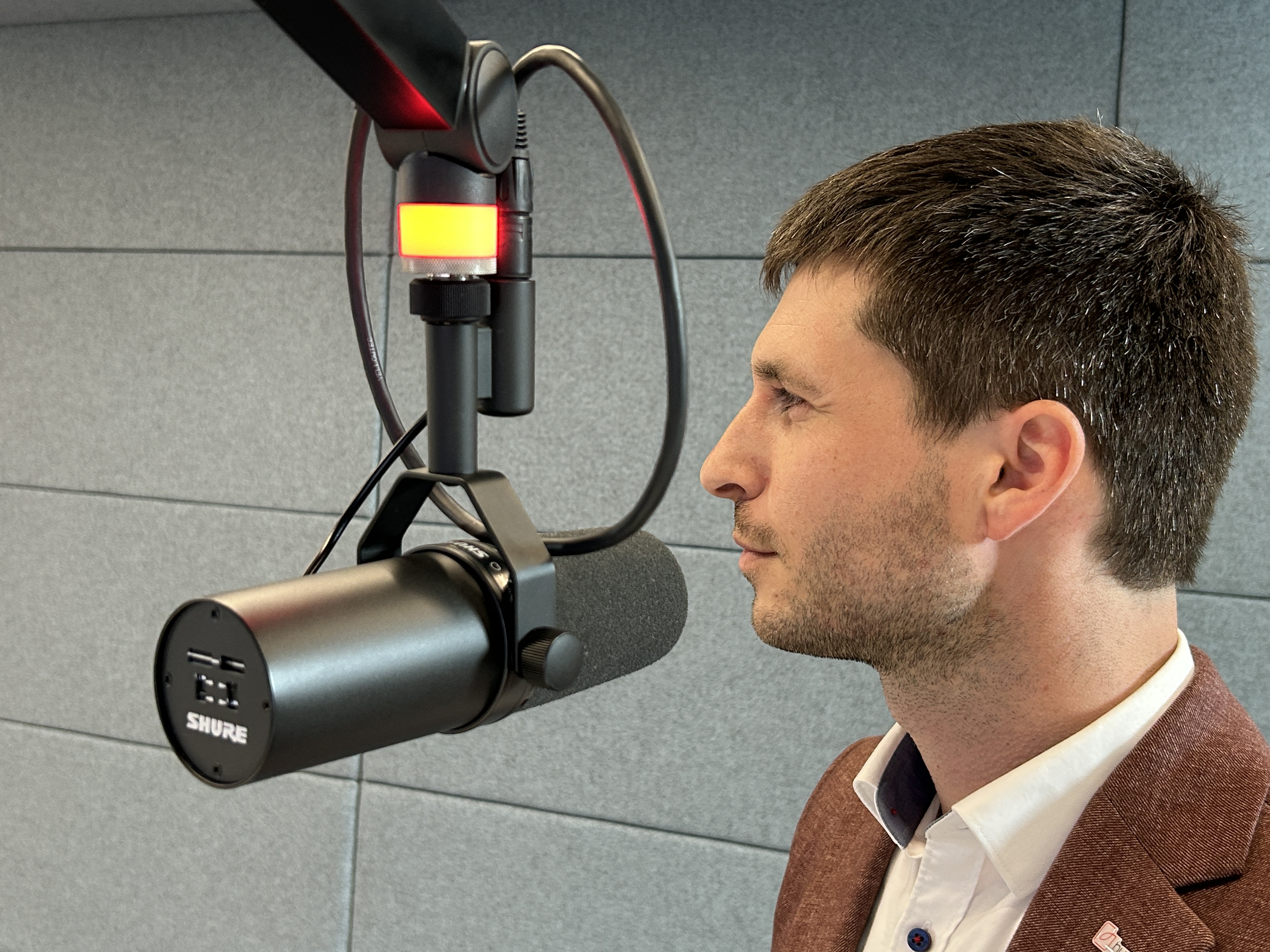Johannes Peter hinter einem Mikrifon