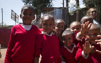 Äthiopische Schulkinder freuen sich über ihre gemeinsame Schuluniform.
