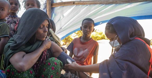 Einheimische Ärztin misst den Blutdruck bei einer Frau in einem Flüchtlingscamp in Nordäthiopien.