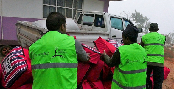 Helfer entladen Hilfspakete für Erdbebenopfer in Nepal