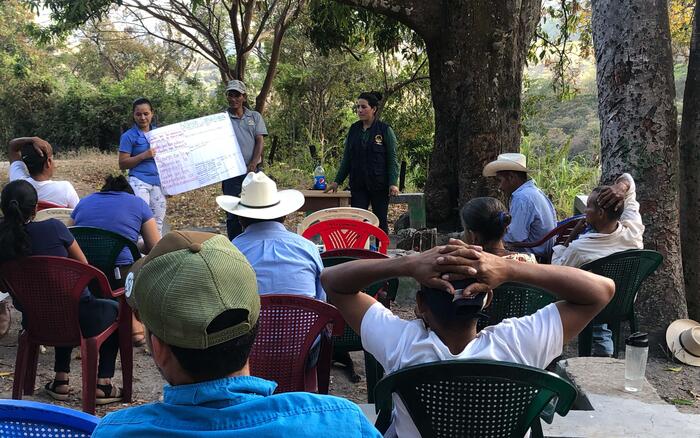 Besprechung in der Gemeinschaft über Risiken bei Katastrophen in Honduras