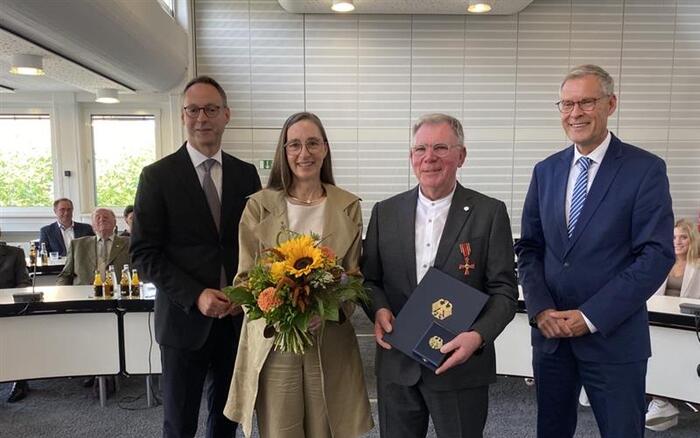 humedica Einsatzkraft Klaus Ruhrmann wird im Ratssaal seiner Heimatstadt Rheda-Wiedenbrück stellvertretend von Landrat Sven-Georg Adenauer das Bundesverdienstkreuz vom Bande verliehen.