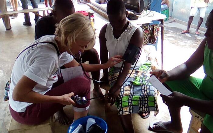 Ärztin untersucht Frau in Gefängnis in Togo