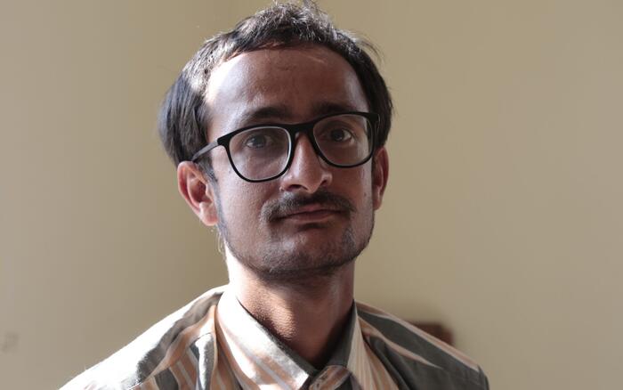 Portrait von dem Nepalesen Sameer, der dank einer passgenauen Prothese wieder laufen kann.