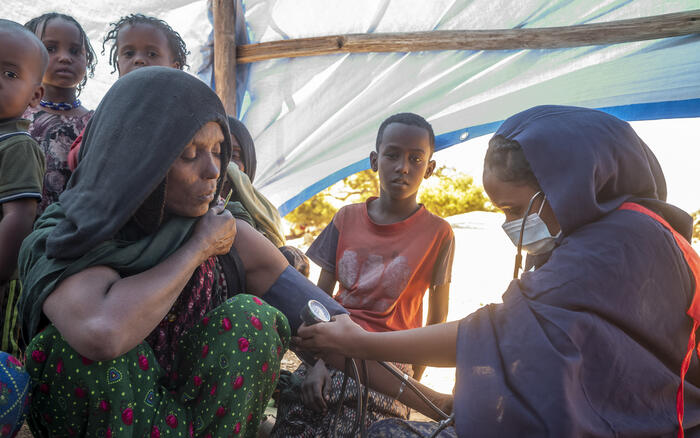 Einheimische Ärztin misst den Blutdruck bei einer Frau in einem Flüchtlingscamp in Nordäthiopien.