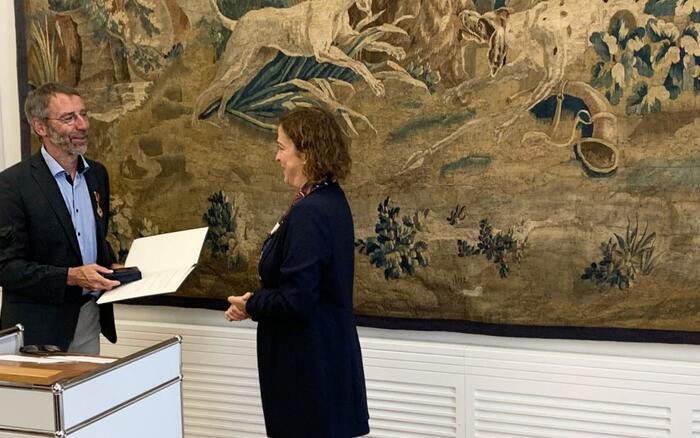 Einsatzkraft Dr. Michael Brinkmann bekommt von Bonns Bürgermeisterin Dr. Ursula Sautter die Verdienstmedaille verliehen.