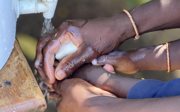 Händewaschen an Kanister