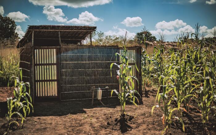 Yolandas neues Latrinenhaus auf ihrem Grundstück in Mosambik