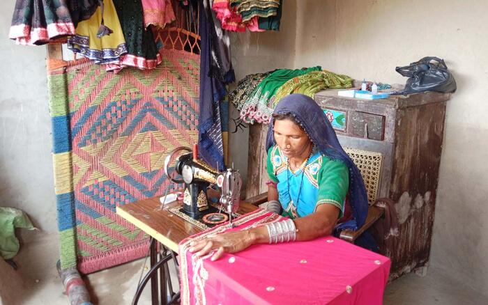 Eine Frau aus Pakistan arbeitet an ihrer Nähmaschine