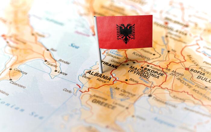 Landkarte mit Flagge von Albanien