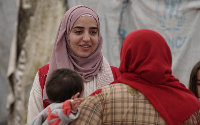 Helferin von humedica im Gespräch mit Flüchtling