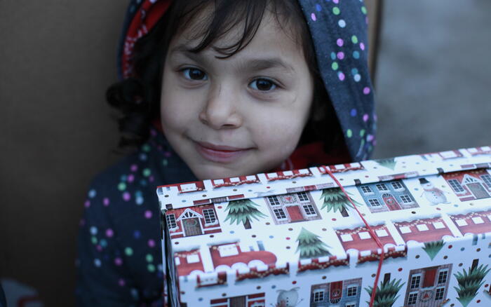 Kind hält ein Geschenk mit Herz