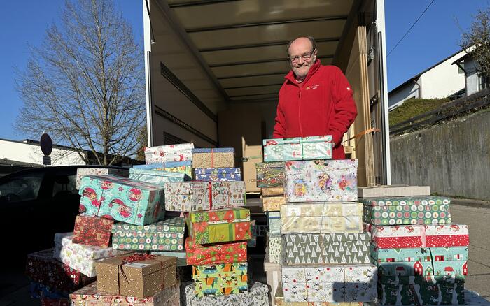 Ehrenamtlicher Fahrer der Weihnachtspäckchenaktion "Geschenk mit Herz" auf dem LKW