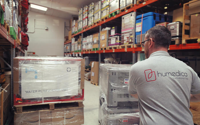 Vorbereitung von Hilfsguetern im humedica-Lager Kaufbeuren
