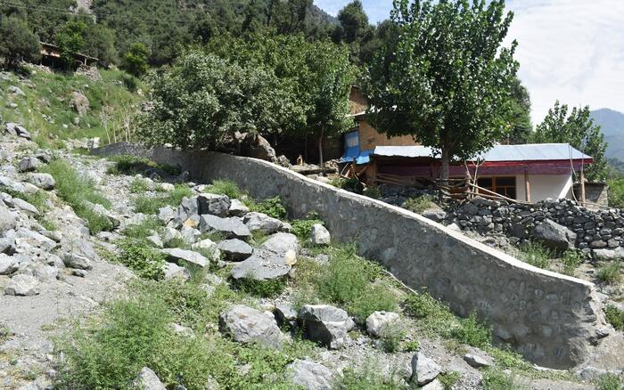 Diese Mauer schützt das Dorf vor Fluten