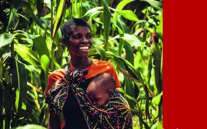 Cover des humedica Jahresberichtes 2024 mit einer Frau aus Mosambik, die ihr Kind vor sich in einem Tuch trägt