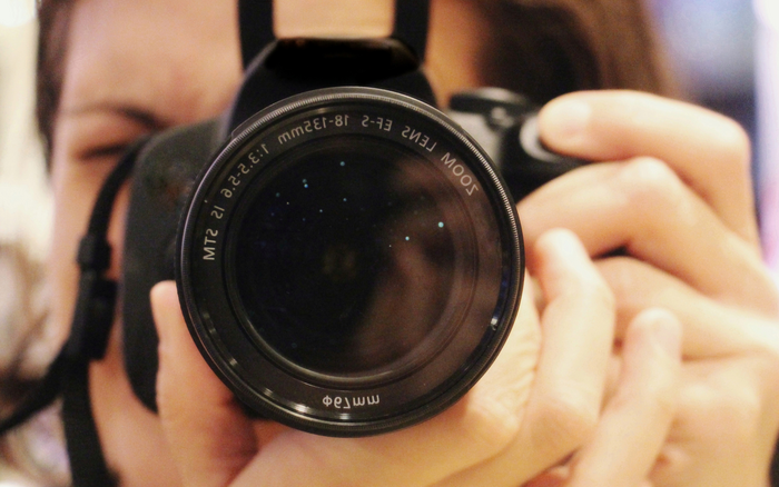 Objektiv einer Kamera auf den Betrachter gerichtet