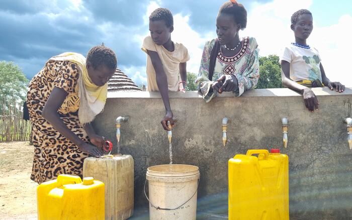 Brunnen mit Kindern im Südsudan