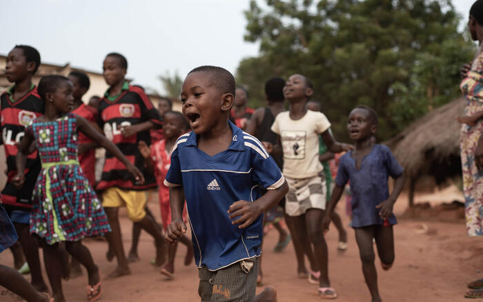 Kinder rennen und lachen in einem humedica-Projekt