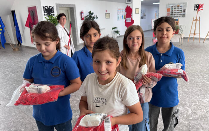 Kinder freuen sich über Kleidung und Hygieneartikel von humedica