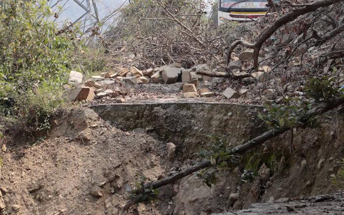 Sturzfluten zerstören in Nepal immer wieder Straßen - humedica sagt Hilfe zu