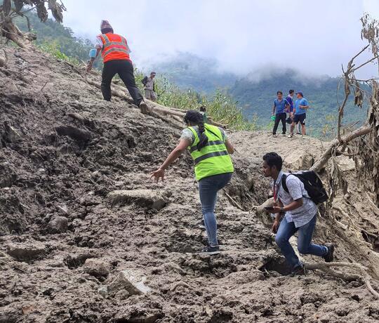 Helfer an Abhang in Nepal