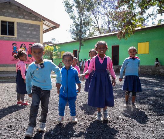 Kinder in einem Innenhof in Äthiopien