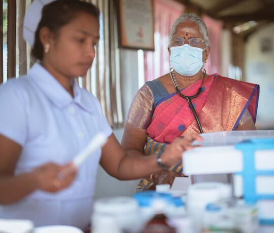 Ärztin und Krankenpflegerin bei der Arbeit in Sri Lanka