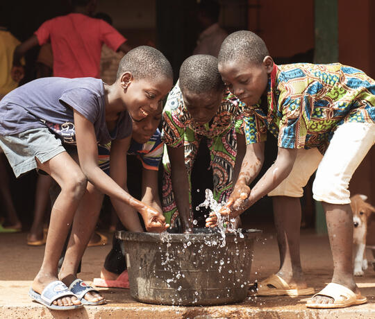 afrikanische Kinder spielen mit sauberem Wasser