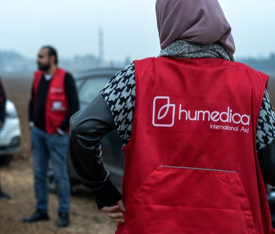 Frau mit humedica Weste im Libanon