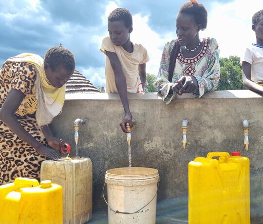 Brunnen mit Kindern im Südsudan