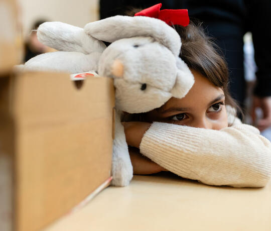 verträumtes Kind mit Kuscheltier