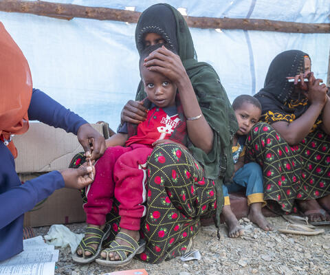 Kind bei Blutabnahme in Äthiopien