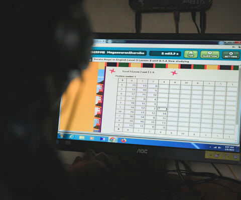 Nachhilfelehrerin aus dem Grow-Center in Sri Lanka besucht Schueler zu Hause