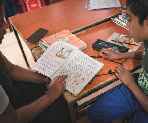Nachhilfelehrerin uebt Lesen mit einem Schueler im Grow-Center in Sri Lanka besucht