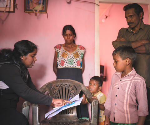 Nachhilfelehrerin aus dem Grow-Center in Sri Lanka besucht Schueler zu Hause
