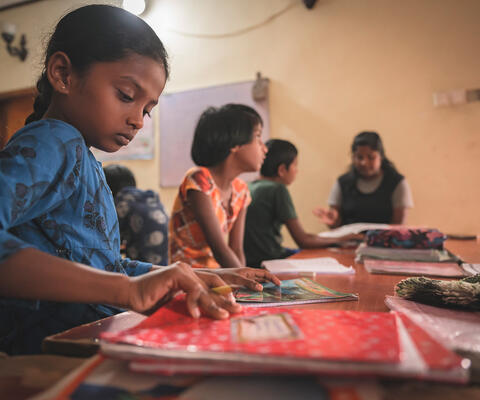 Drei-Schueler-hoeren-Nachhilfelehrerin-im-GROW-Center-in-Sri-Lanka-zu