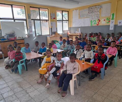 Kinder sitzen in einem Klassenzimmer in Äthiopien