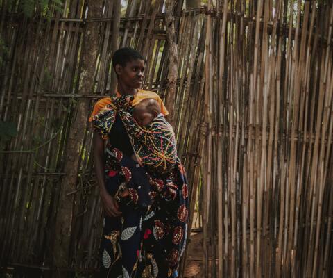 Frau mit Kind im Tuch