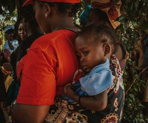Kind auf dem Rücken der Mutter