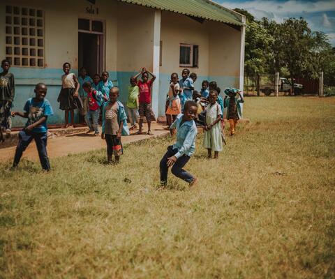 Schüler in Mosambik spielen vor der Schule
