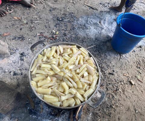 Ein Topf gefüllt mit Maniokstücken