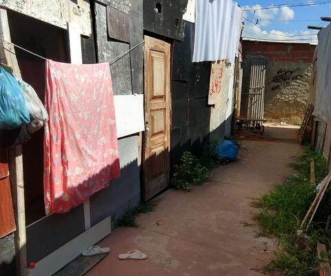 Fassaden in einer Favela-Gasse