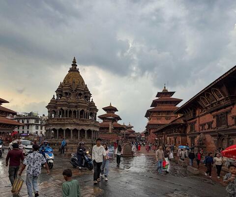 Durbar-Platz in Kathmandu mit historischen Tempeln und Pagoden ringsherum.