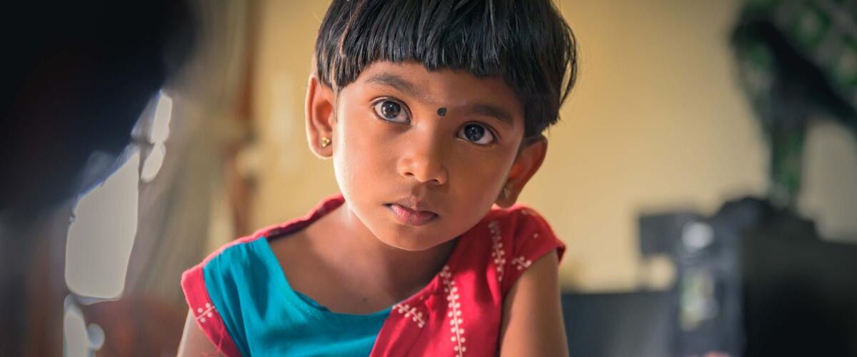 Mädchen schreibt auf einen Block in Sri Lanka