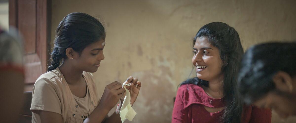 Zwei Frauen in Sri Lanka beim Nähen