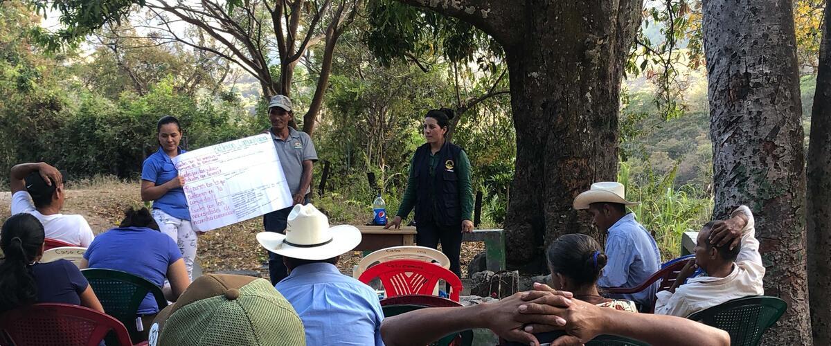 Besprechung in der Gemeinschaft über Risiken bei Katastrophen in Honduras